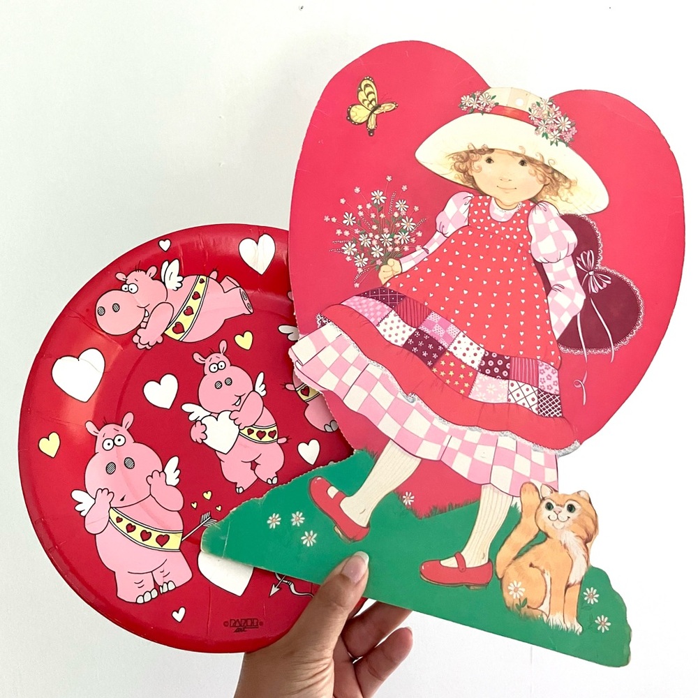 Vintage 80’s Valentine’s Day paper decoration & party plates set